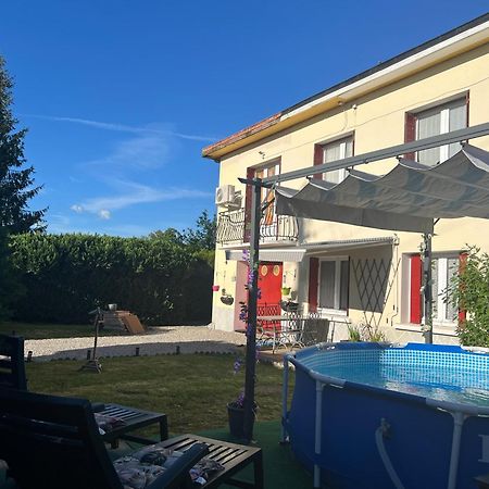 Gite Du St Martin Apartment Oradour-Fanais Bagian luar foto